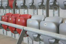 Stadion Narodowy białe i czerwone krzesełka