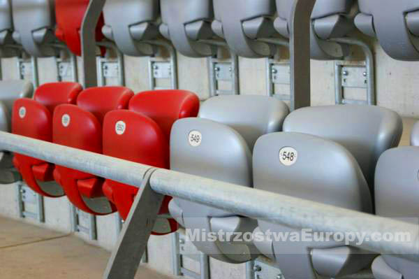 Stadion Narodowy białe i czerwone krzesełka