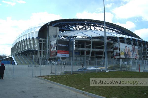 Stadion Poznań skład desek za ogrodzeniem