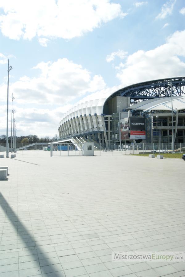 Stadion w Poznaniu z chodnika
